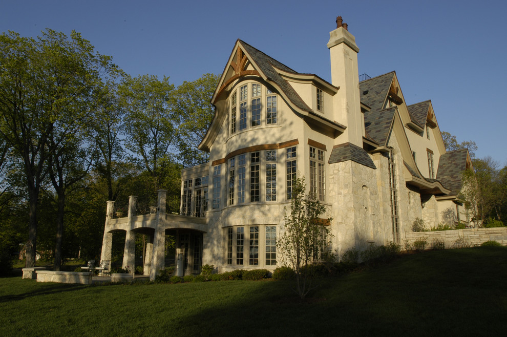 Geräumiges, Dreistöckiges Uriges Haus mit Steinfassade, beiger Fassadenfarbe und Satteldach in Chicago