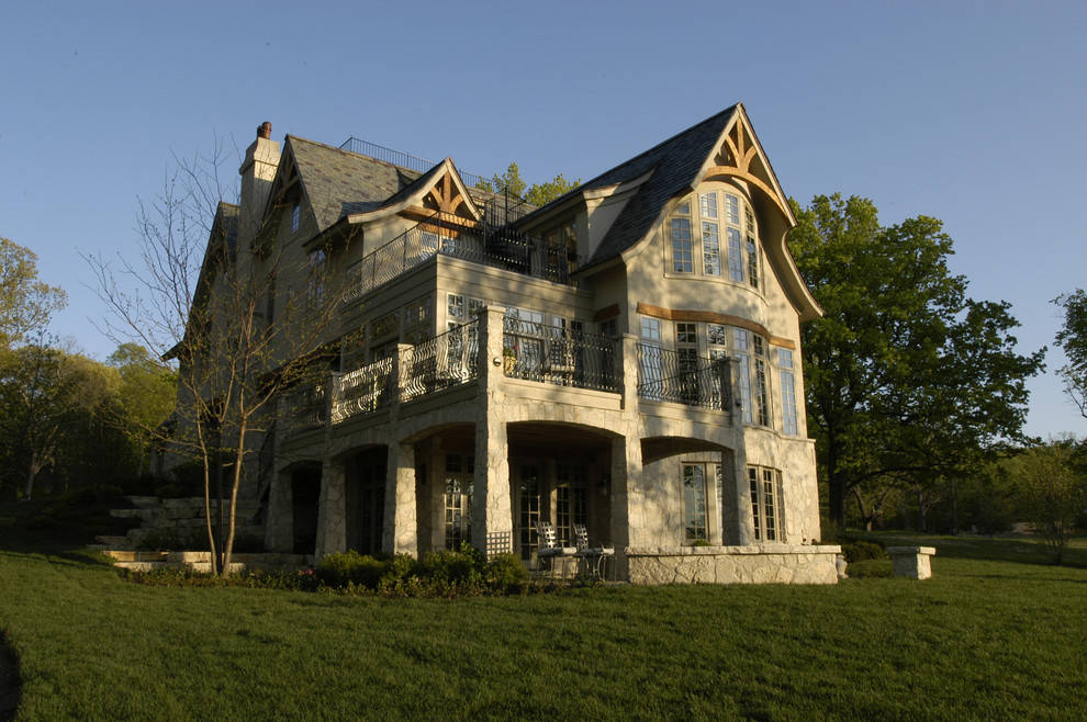 Exemple d'une très grande façade de maison beige montagne en pierre à deux étages et plus avec un toit à deux pans.