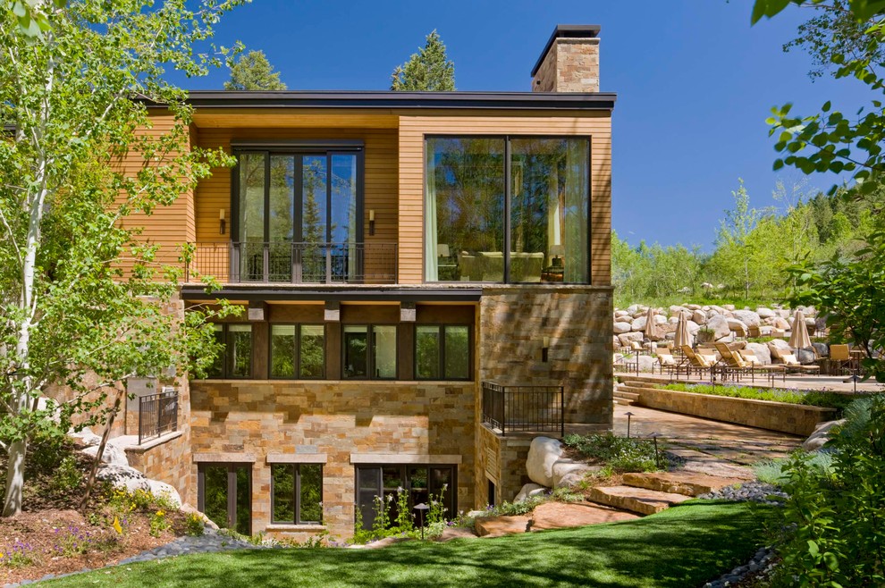 Идея дизайна: дом в стиле неоклассика (современная классика) с облицовкой из камня