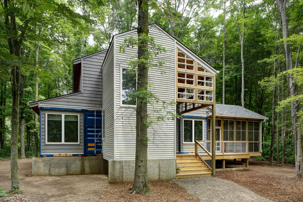 Cette photo montre une façade de maison container montagne en bois à un étage.