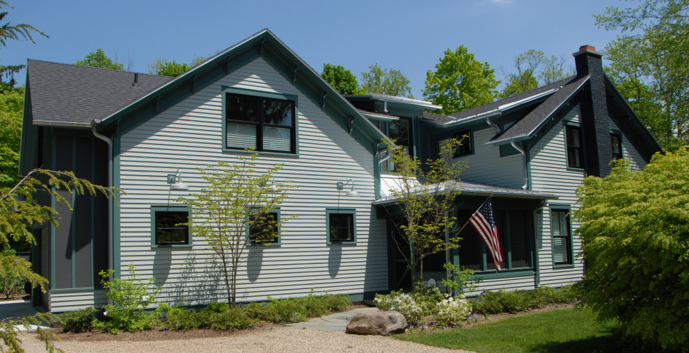 Zweistöckiges Country Einfamilienhaus mit Faserzement-Fassade, grüner Fassadenfarbe und Satteldach in Chicago