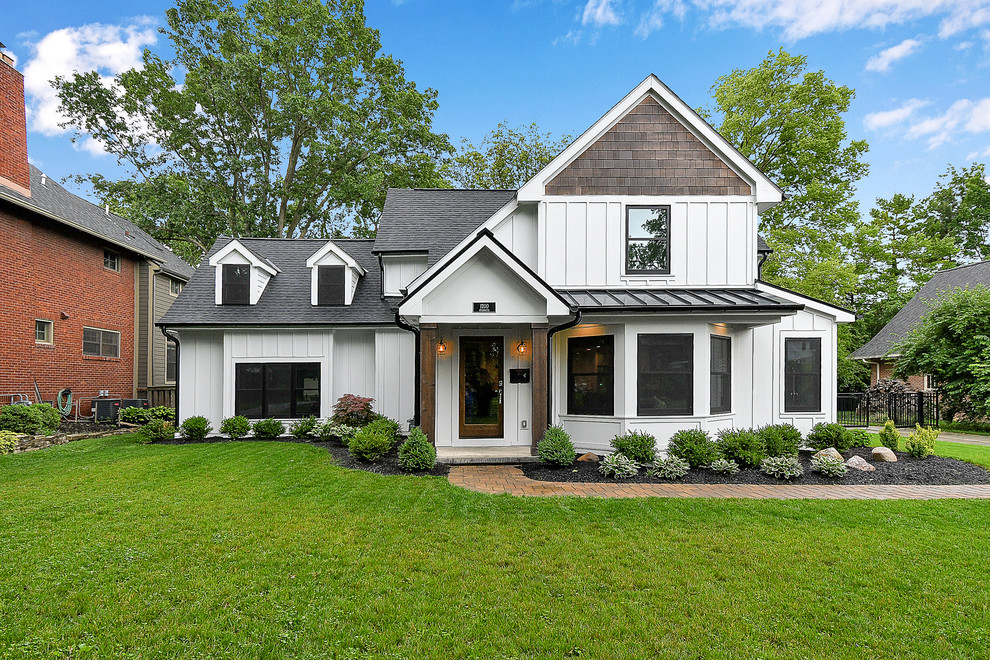 Großes, Zweistöckiges Country Einfamilienhaus mit Faserzement-Fassade, weißer Fassadenfarbe, Satteldach und Schindeldach in Kolumbus