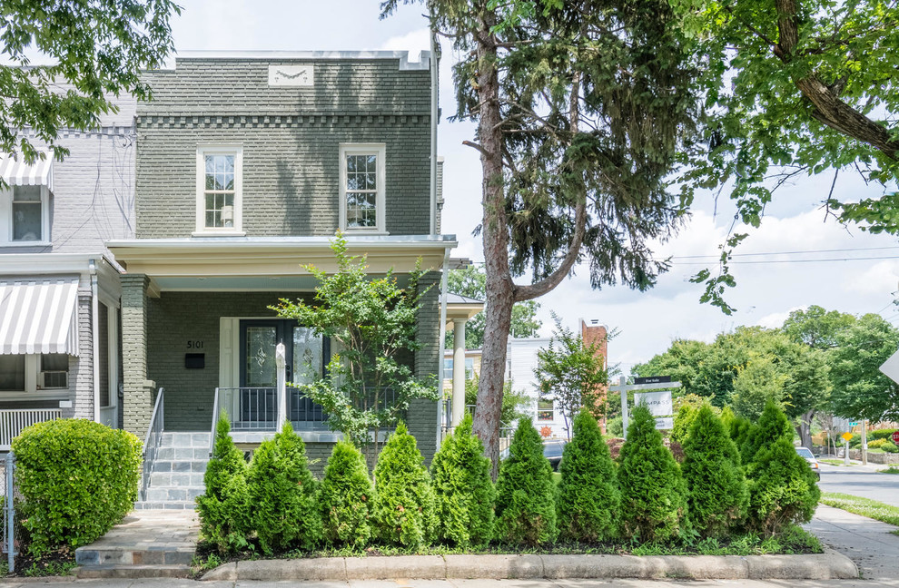 ワシントンD.C.にあるトランジショナルスタイルのおしゃれな家の外観 (混合材サイディング、タウンハウス、緑化屋根) の写真