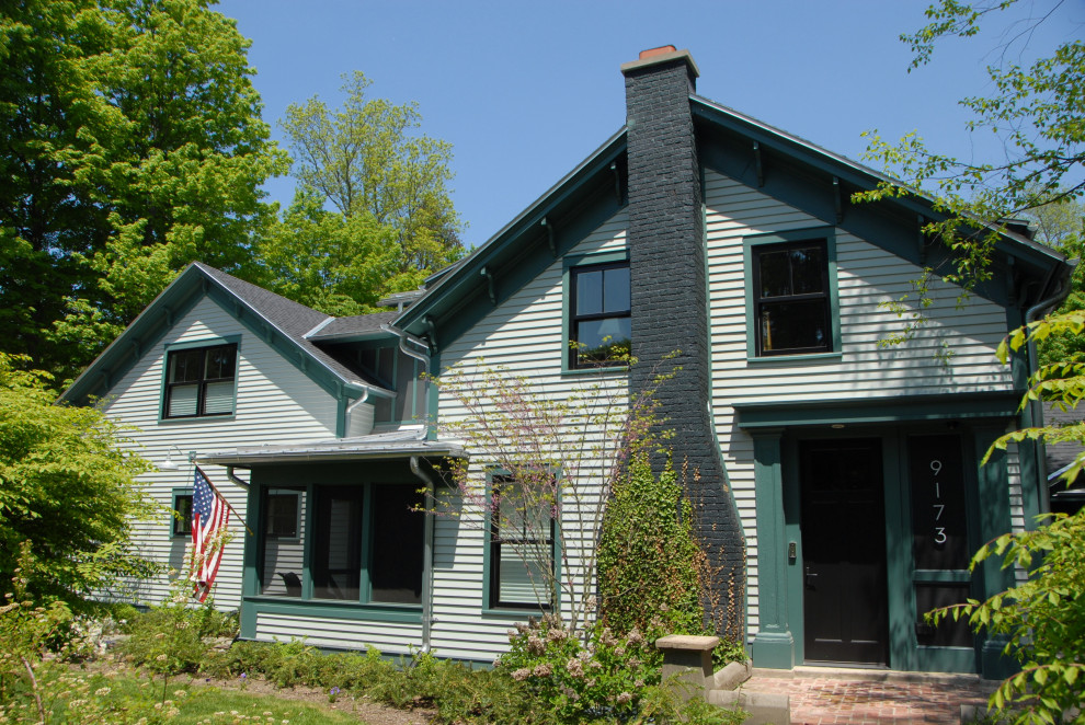 Zweistöckiges Landhausstil Einfamilienhaus mit Faserzement-Fassade, grüner Fassadenfarbe und Satteldach in Chicago