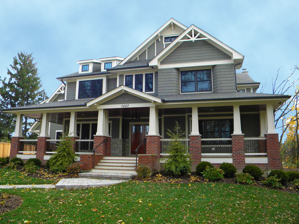Bild på ett amerikanskt grått hus, med tre eller fler plan