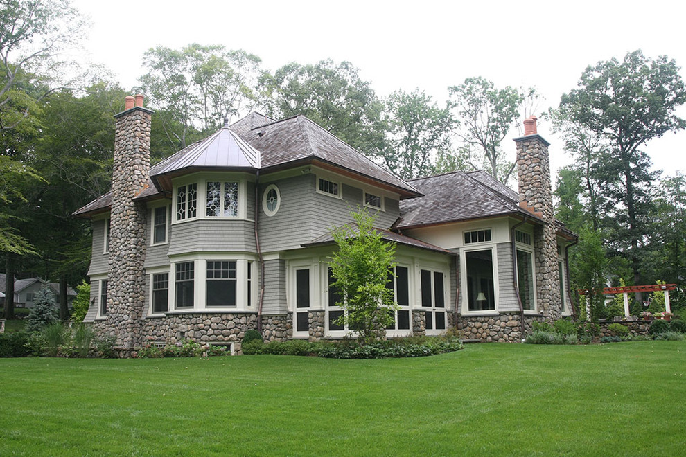 Großes, Zweistöckiges Klassisches Einfamilienhaus mit grüner Fassadenfarbe und Schindeldach in Sonstige