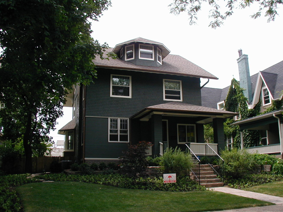 Пример оригинального дизайна: трехэтажный, большой, деревянный, зеленый дом в классическом стиле с двускатной крышей