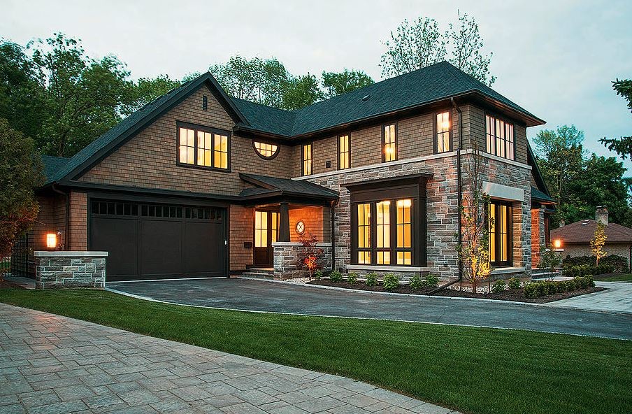Cette photo montre une grande façade de maison marron craftsman en pierre à un étage.