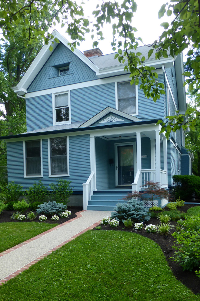На фото: большой, двухэтажный, синий дом в викторианском стиле с облицовкой из ЦСП с