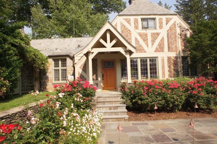 Exemple d'une grande façade de maison rouge chic en brique à un étage avec un toit à deux pans et un toit en shingle.