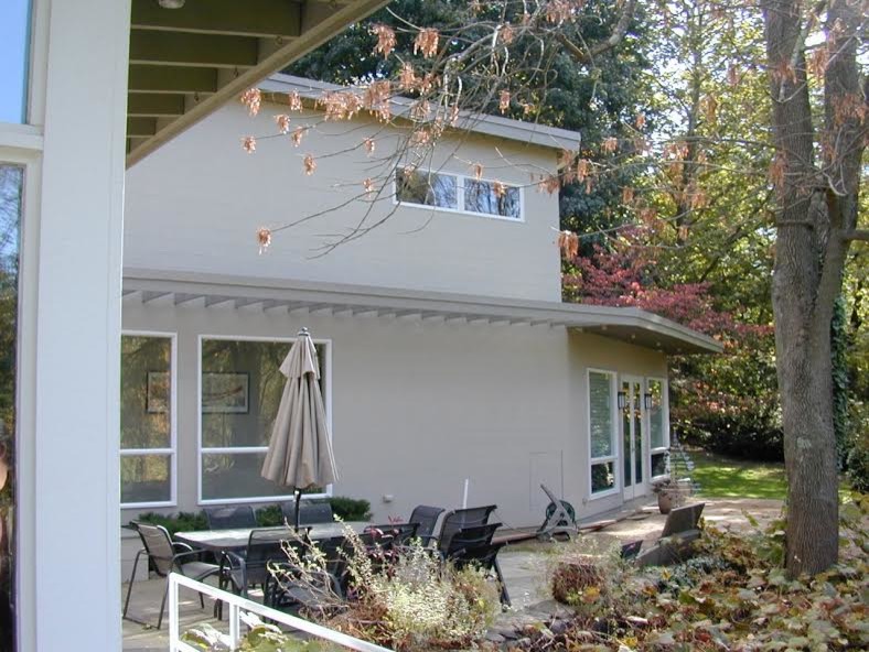 На фото: двухэтажный, серый частный загородный дом среднего размера в современном стиле с облицовкой из цементной штукатурки и плоской крышей