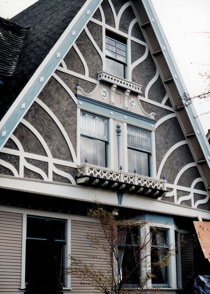 Großes, Zweistöckiges Klassisches Haus mit Putzfassade, grauer Fassadenfarbe und Halbwalmdach in Seattle