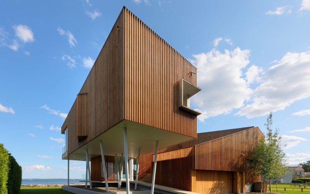 Idéer för ett modernt brunt trähus, med pulpettak