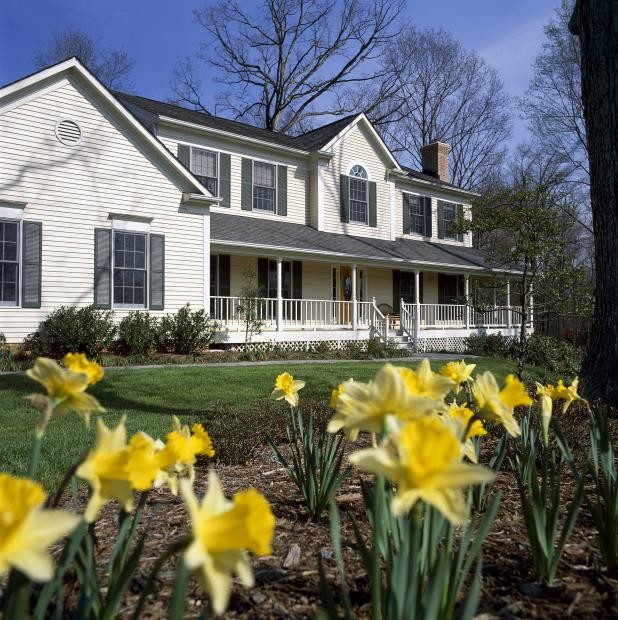 Esempio della facciata di una casa grande beige country a due piani