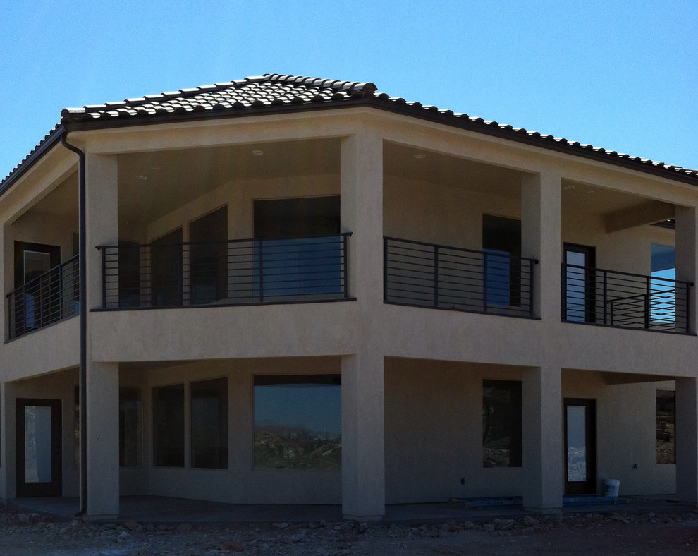 Idee per la facciata di una casa beige moderna a due piani di medie dimensioni con rivestimento in stucco