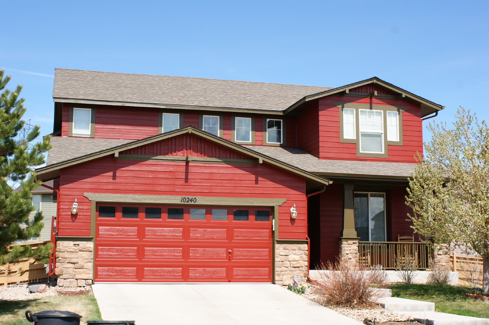 На фото: двухэтажный, деревянный, красный дом среднего размера