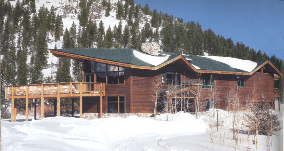 Idée de décoration pour une façade de maison chalet en bois.