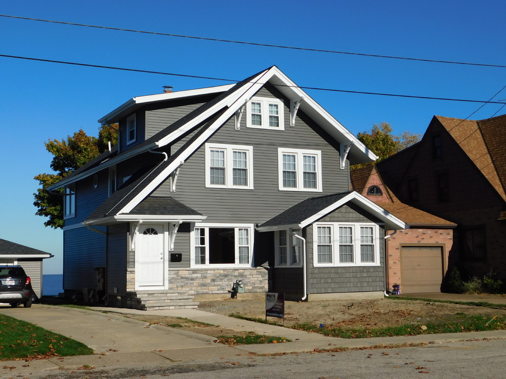 Mittelgroßes, Dreistöckiges Uriges Einfamilienhaus mit Faserzement-Fassade, grauer Fassadenfarbe, Satteldach und Schindeldach in Cleveland