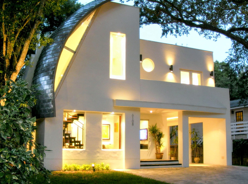 На фото: двухэтажный, белый частный загородный дом среднего размера в стиле модернизм с облицовкой из металла и плоской крышей с