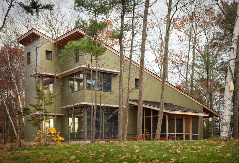 Exemple d'une façade de maison verte tendance en panneau de béton fibré à un étage.