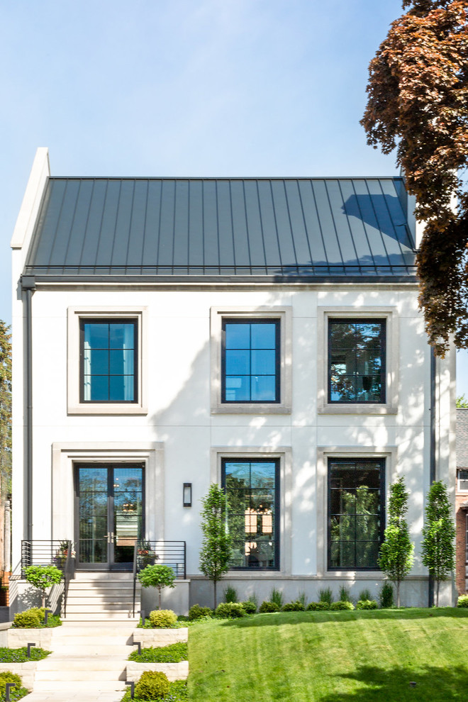 Diseño de fachada de casa beige de dos plantas con tejado de metal