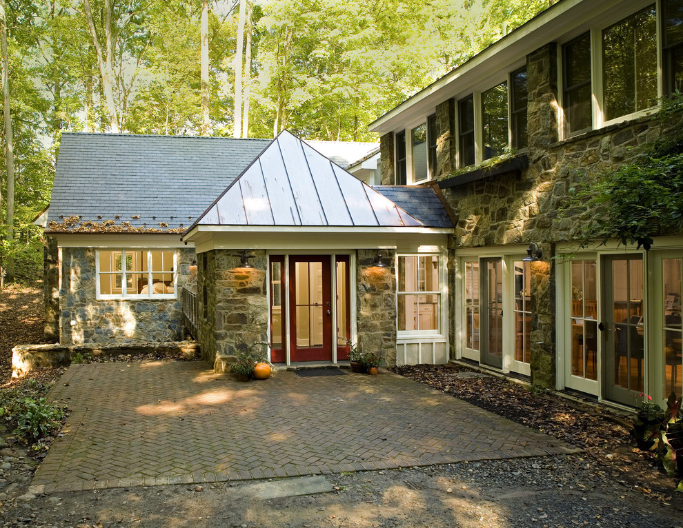 Foto de fachada de casa multicolor tradicional grande de dos plantas con revestimiento de piedra, tejado a dos aguas y tejado de teja de madera
