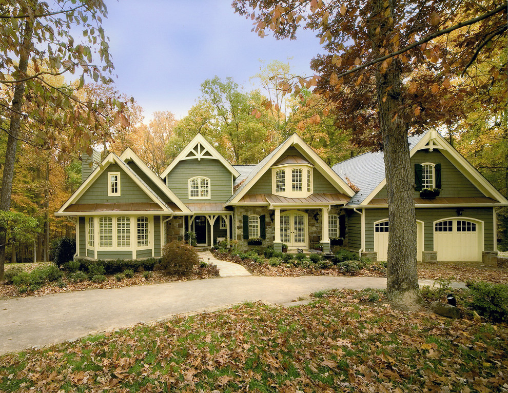 Cette photo montre une grande façade de maison verte chic en bois à un étage avec un toit à deux pans et un toit en shingle.