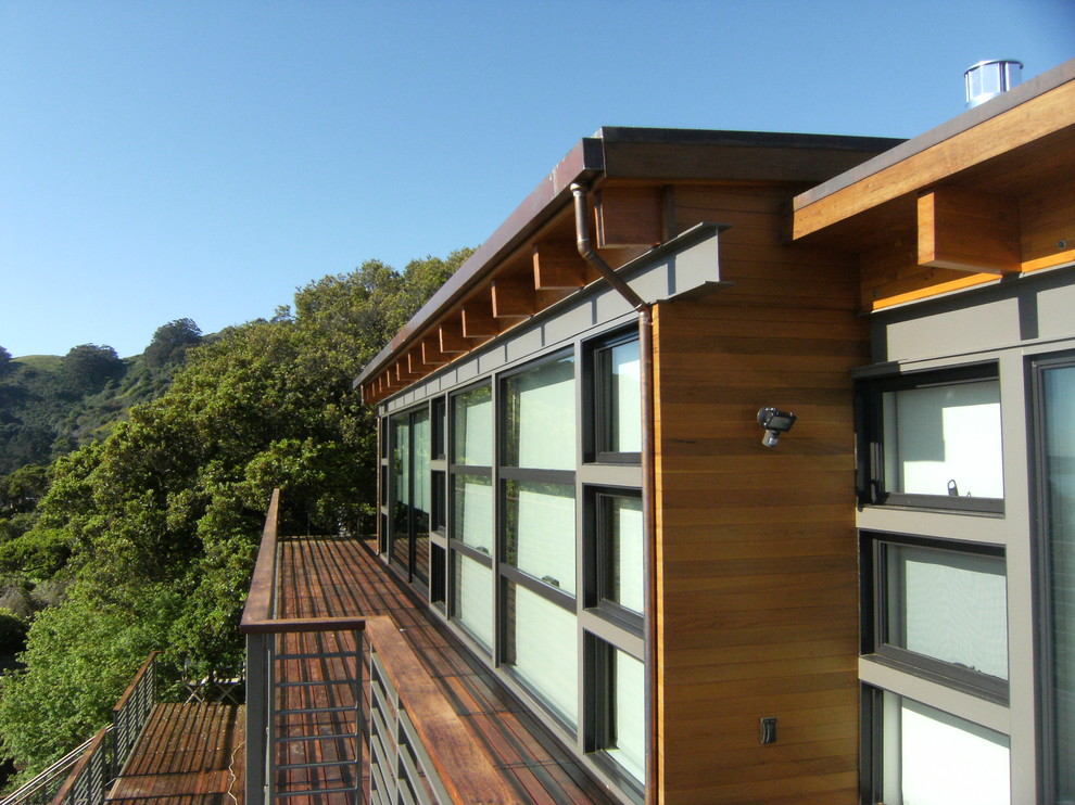 Idee per la facciata di una casa industriale con rivestimento in legno e terreno in pendenza