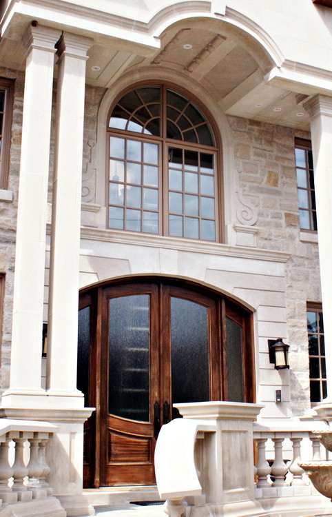 Idee per la facciata di una casa beige classica a due piani con rivestimento in pietra
