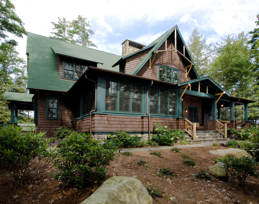 Ispirazione per la facciata di una casa grande marrone rustica a due piani con rivestimento in legno e tetto a capanna