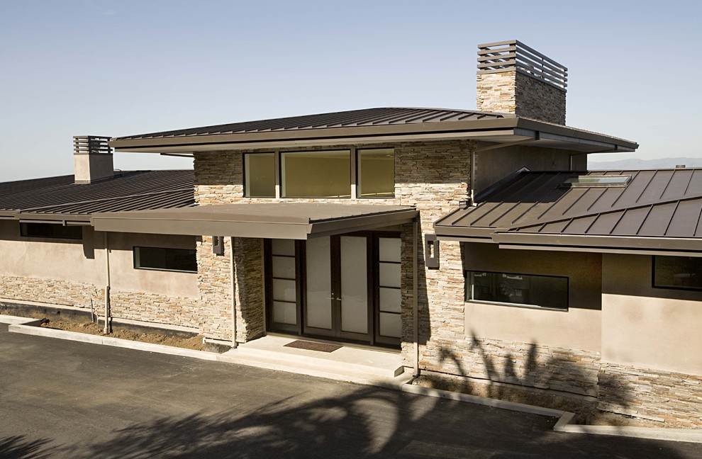 Идея дизайна: одноэтажный дом в современном стиле с металлической крышей