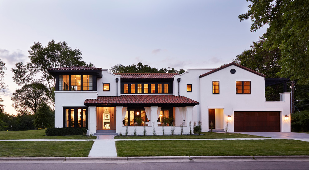 Zweistöckiges, Großes Mediterranes Einfamilienhaus mit Putzfassade, weißer Fassadenfarbe, Satteldach und Ziegeldach in Minneapolis