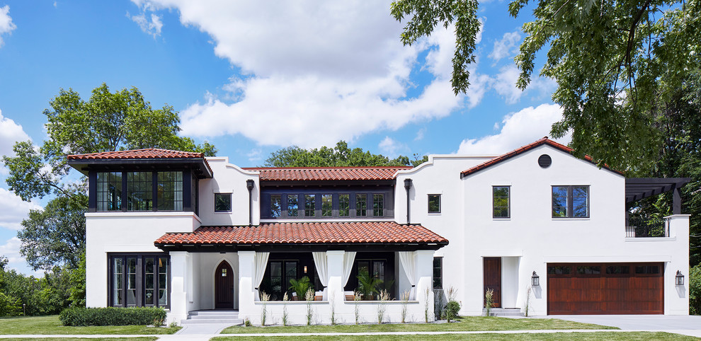 Стильный дизайн: большой, двухэтажный, белый частный загородный дом в средиземноморском стиле с облицовкой из цементной штукатурки, двускатной крышей и черепичной крышей - последний тренд