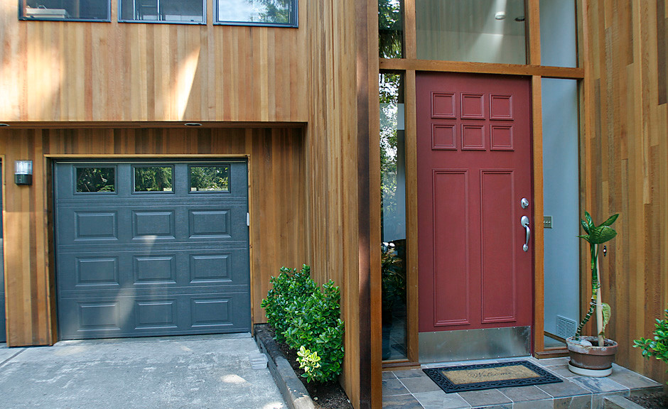 Diseño de fachada de casa marrón actual grande de dos plantas con revestimiento de madera