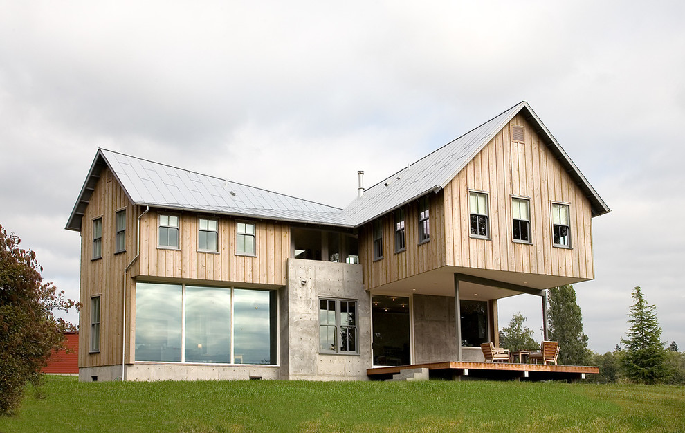 Idee per la facciata di una casa country a due piani con rivestimento in legno