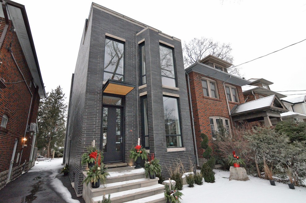 Idées déco pour une façade de maison grise contemporaine en brique de taille moyenne et à deux étages et plus avec un toit plat.