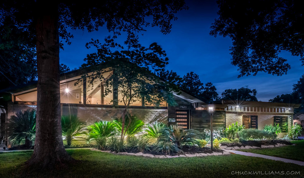ヒューストンにあるラグジュアリーな巨大なミッドセンチュリースタイルのおしゃれな家の外観の写真