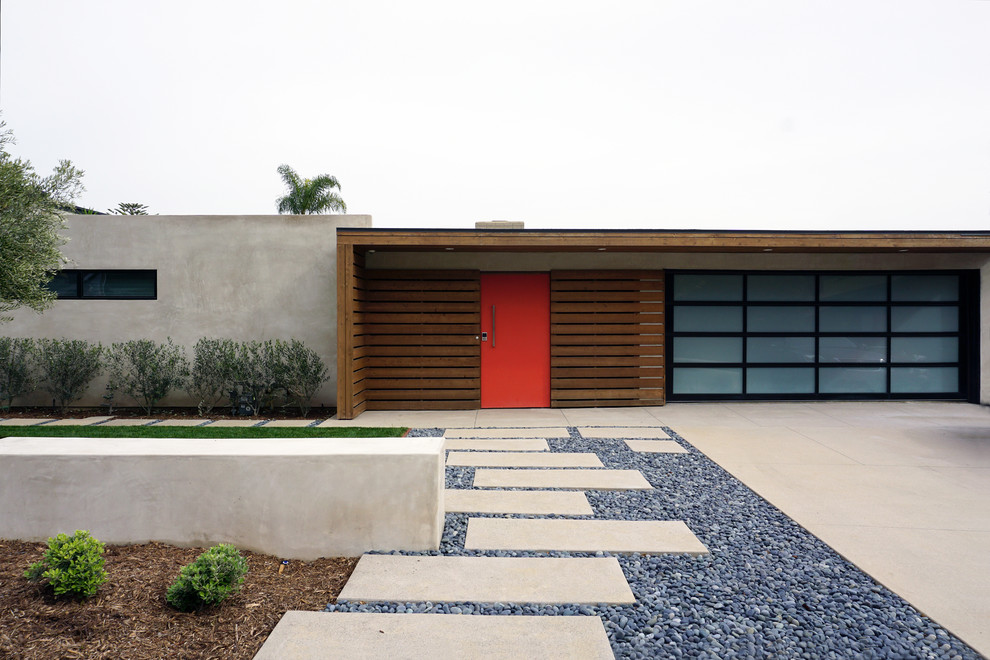 Réalisation d'une façade de maison beige de taille moyenne et de plain-pied avec un revêtement mixte et un toit plat.
