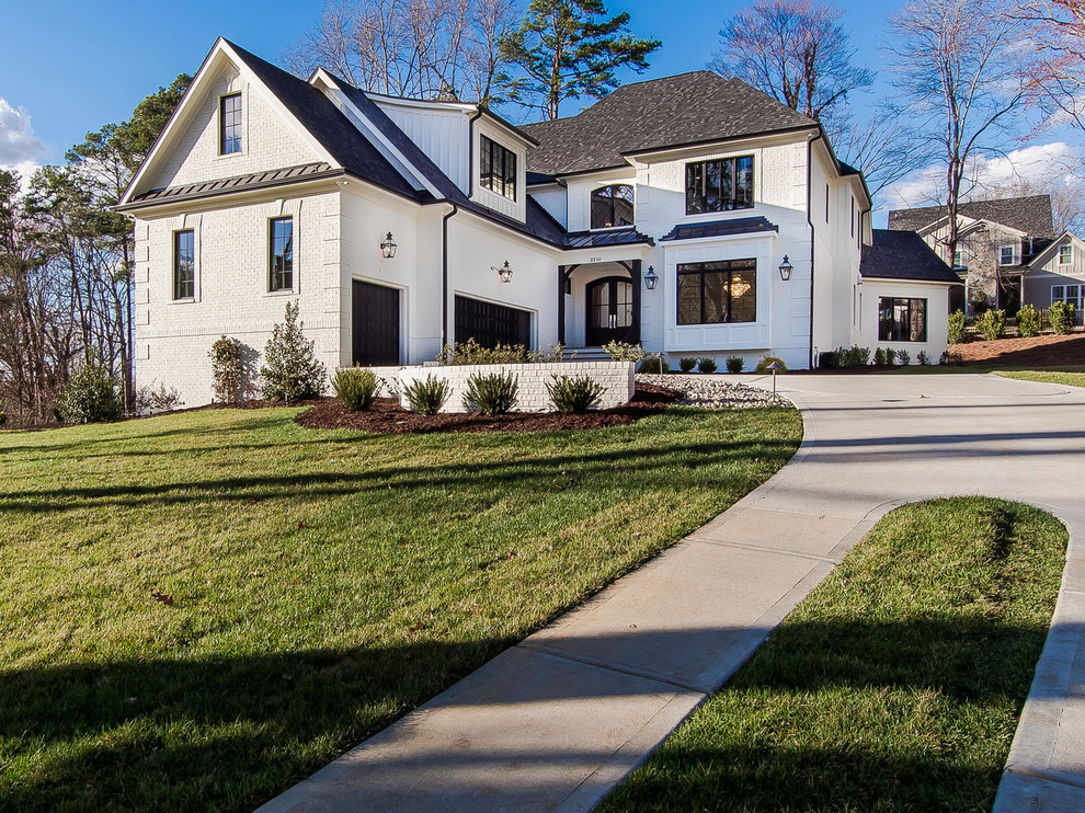 Mittelgroßes, Zweistöckiges Klassisches Einfamilienhaus mit Putzfassade, weißer Fassadenfarbe, Halbwalmdach und Ziegeldach in Raleigh