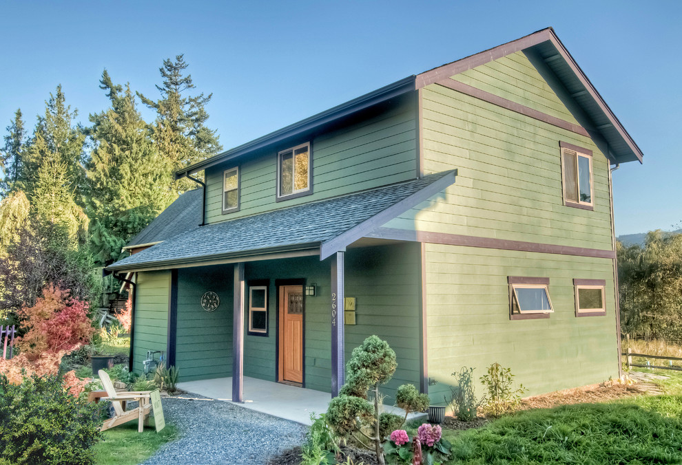 Zweistöckiges, Mittelgroßes Landhaus Haus mit grüner Fassadenfarbe, Schindeldach und Satteldach in Seattle