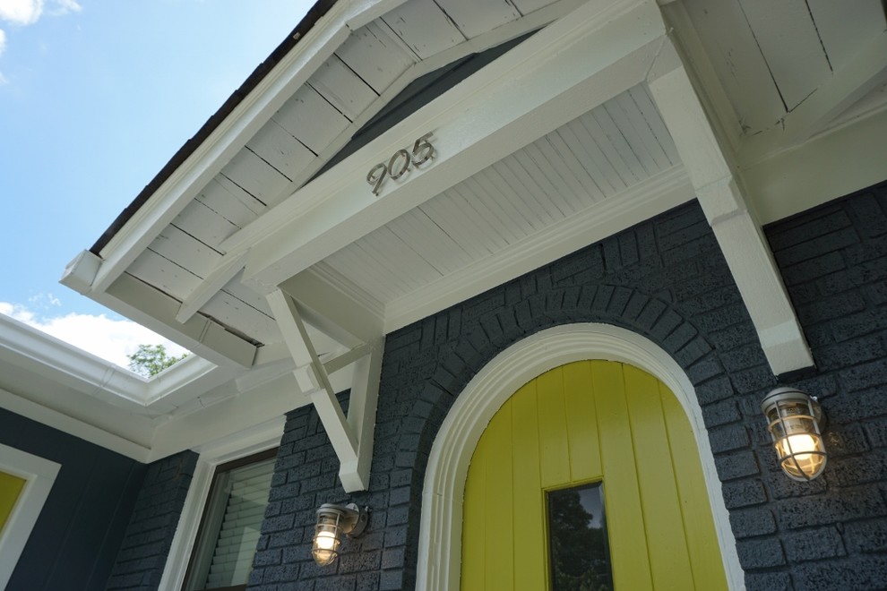 Пример оригинального дизайна: двухэтажный, кирпичный, синий дом среднего размера в стиле фьюжн с вальмовой крышей