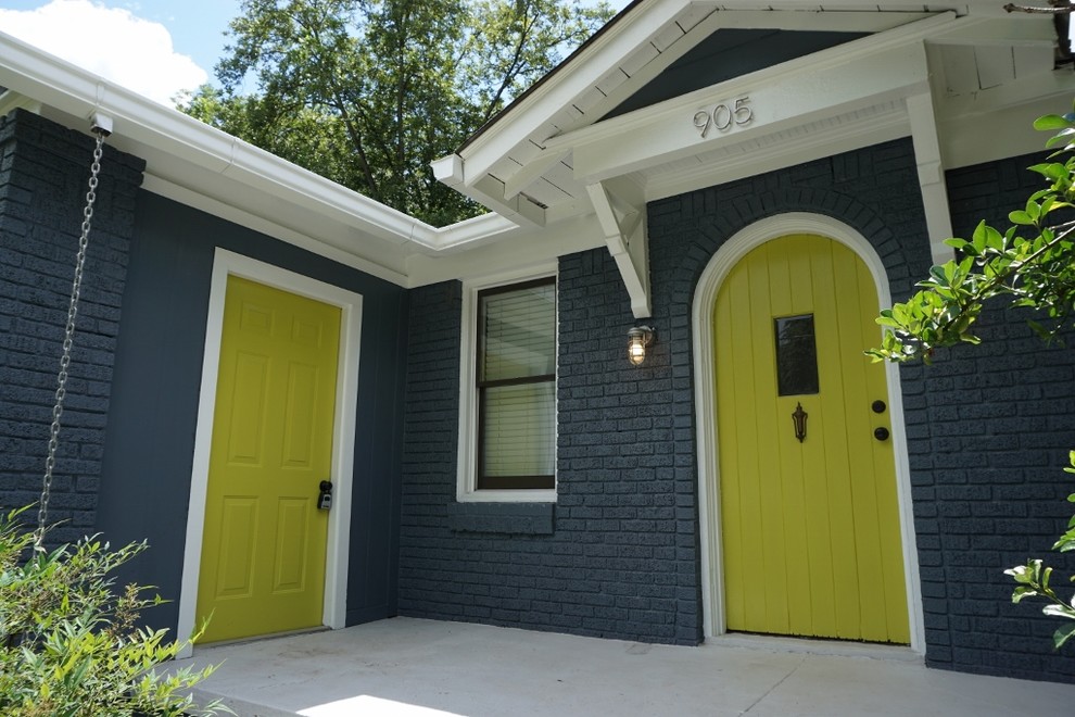 Свежая идея для дизайна: двухэтажный, кирпичный, синий дом среднего размера в стиле фьюжн с вальмовой крышей - отличное фото интерьера