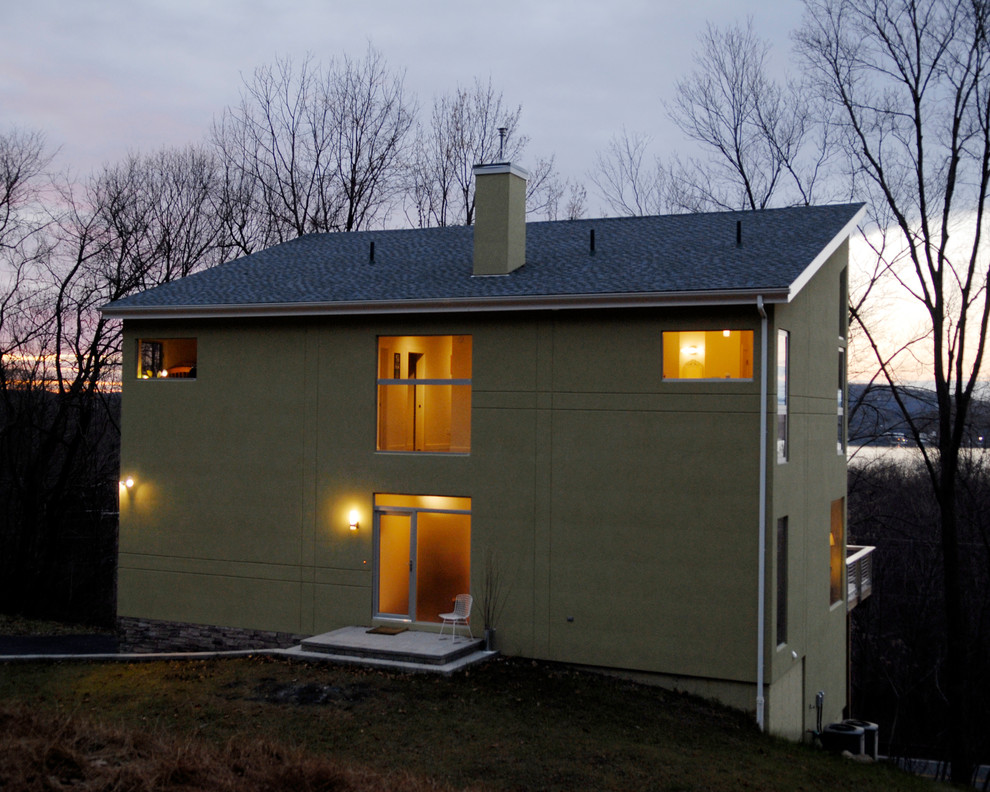 Modernes Haus mit Putzfassade und gelber Fassadenfarbe in New York