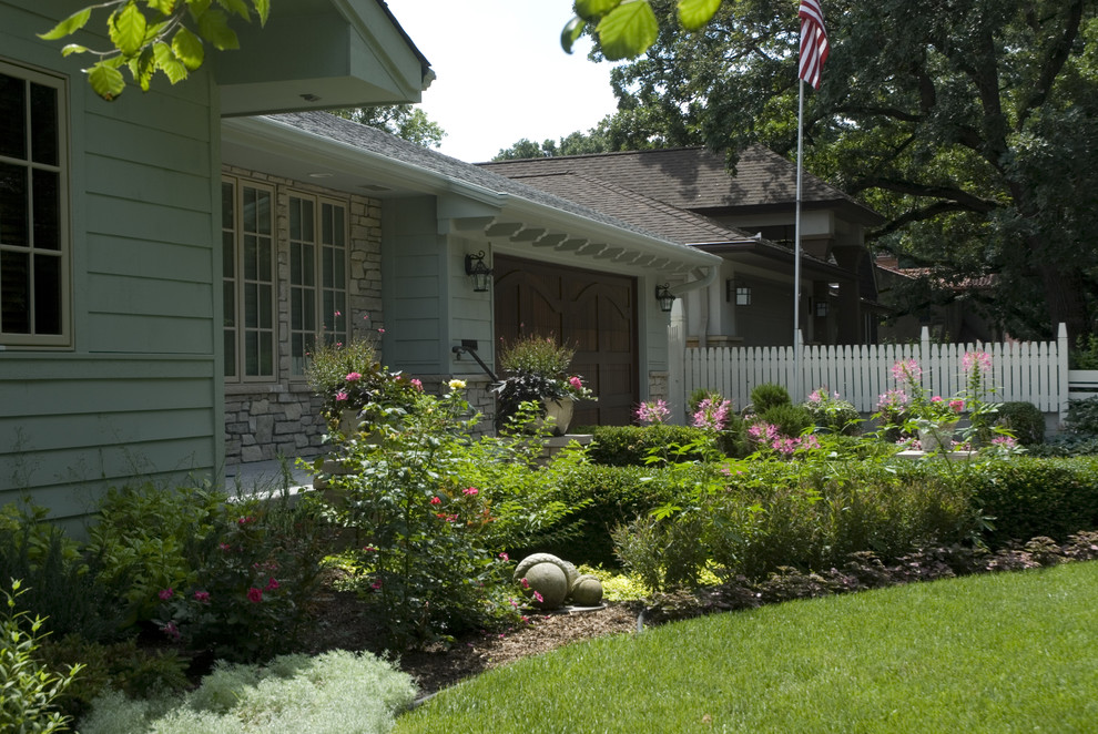 Design ideas for a classic house exterior in Minneapolis.