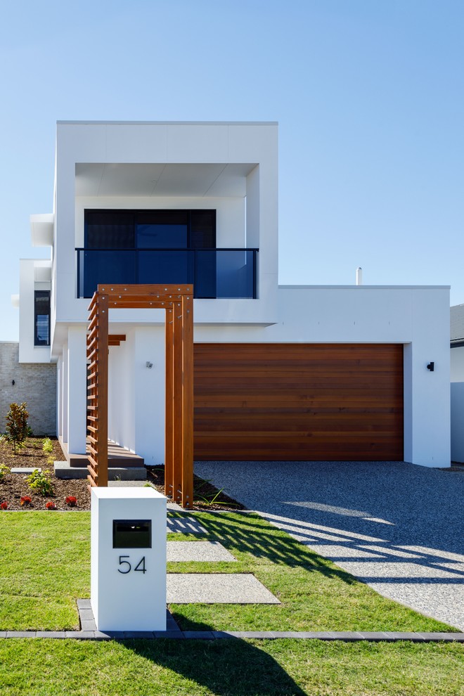 На фото: двухэтажный, белый частный загородный дом среднего размера в современном стиле с облицовкой из бетона и плоской крышей с
