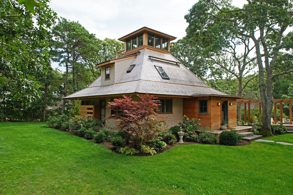 Immagine della facciata di una casa beige contemporanea a un piano di medie dimensioni con rivestimento in legno, tetto a padiglione e copertura a scandole