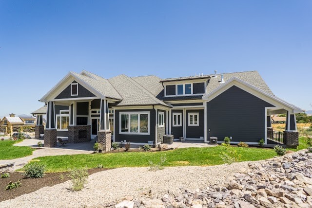 Imagen de fachada de casa azul de estilo americano extra grande a niveles con revestimientos combinados, tejado a la holandesa y tejado de teja de madera