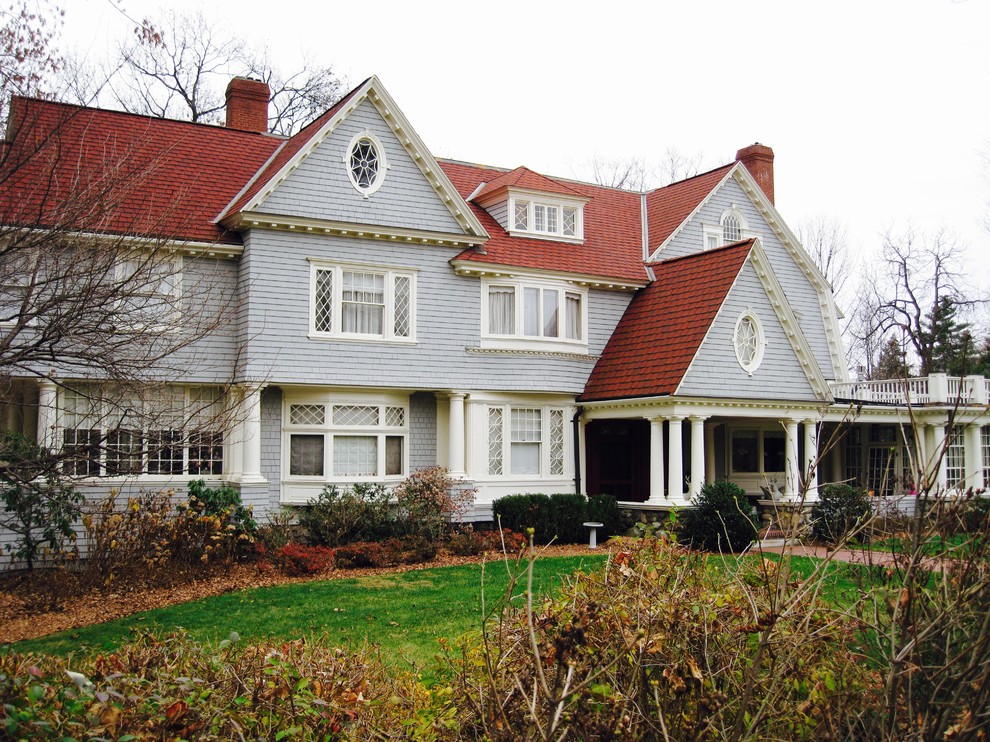 На фото: огромный, трехэтажный, деревянный, серый дом в викторианском стиле с двускатной крышей