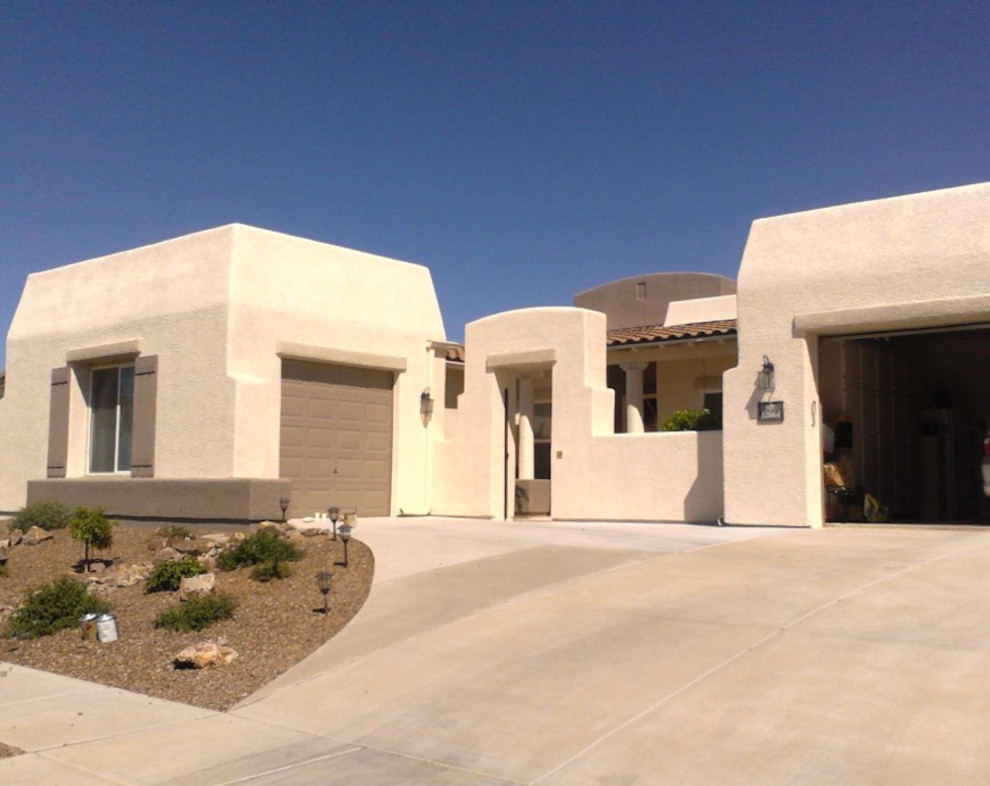 Mittelgroßes, Zweistöckiges Mediterranes Haus mit Putzfassade und beiger Fassadenfarbe in Phoenix