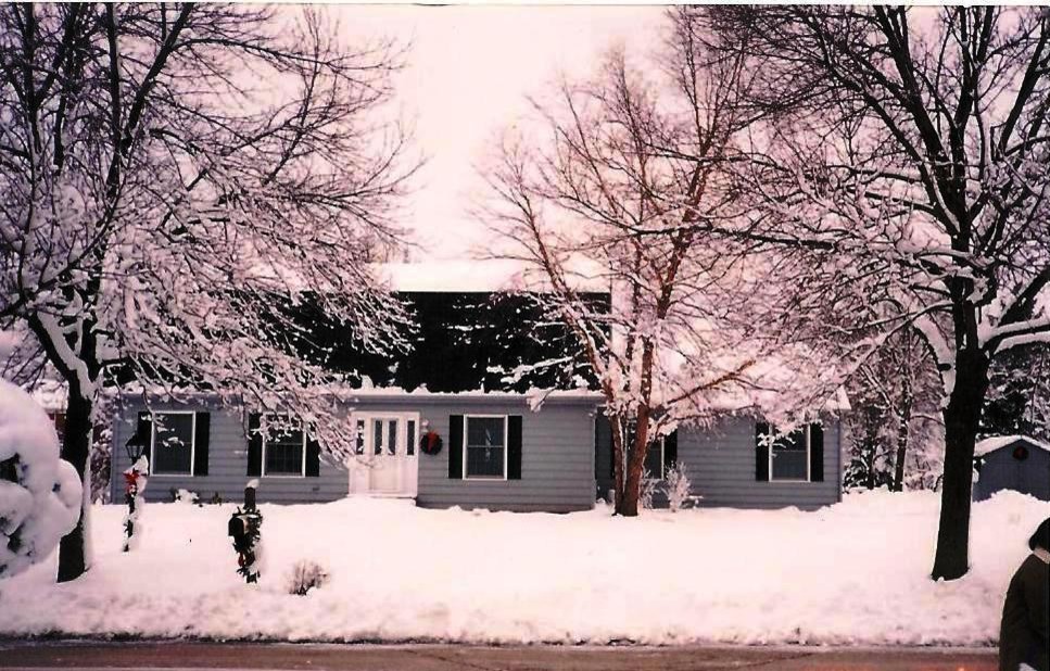 Exemple d'une façade de maison bleue chic en bois de taille moyenne et de plain-pied avec un toit à deux pans.